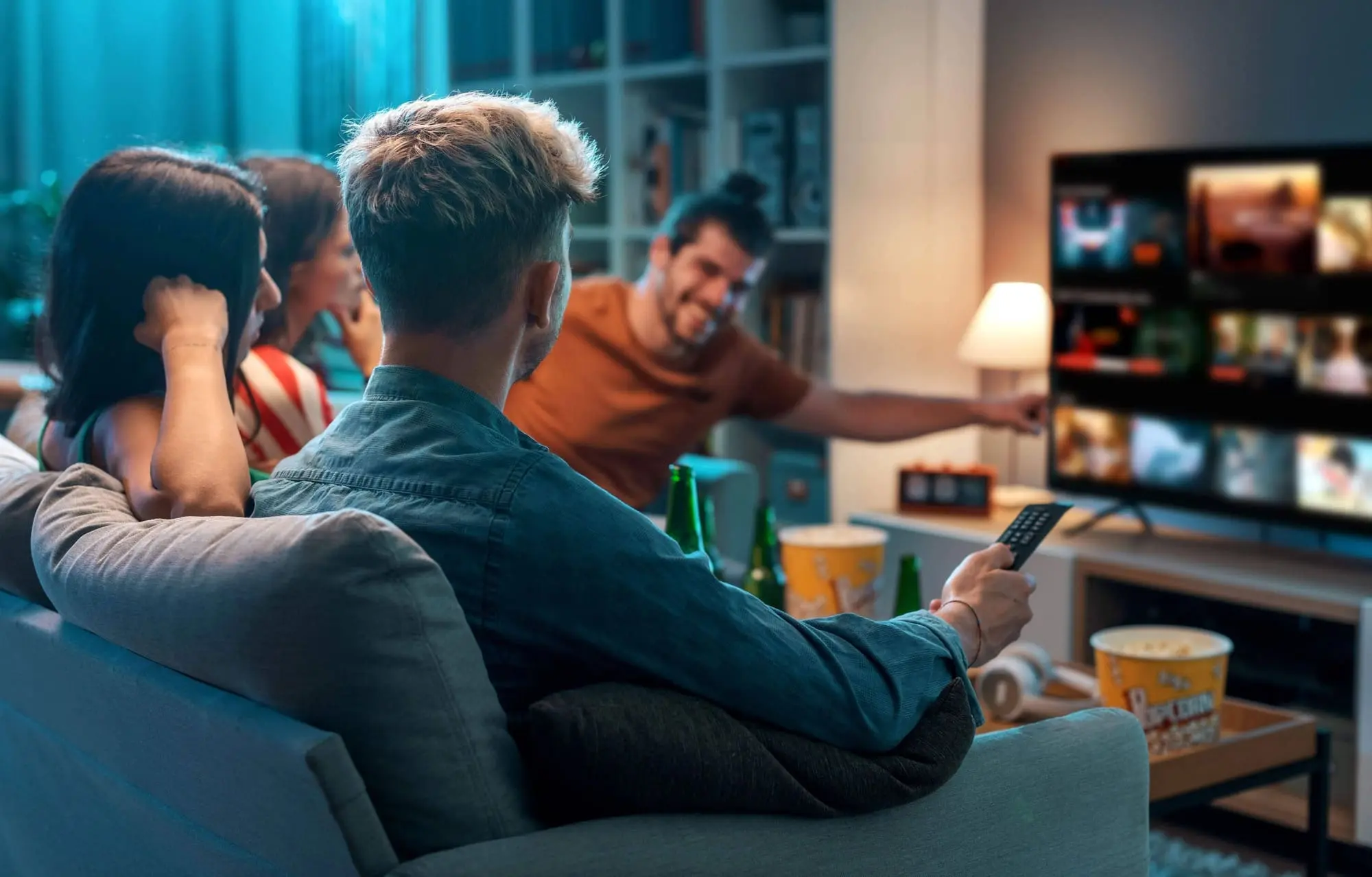 Vrienden kijken samen Pandora IPTV op een groot scherm
